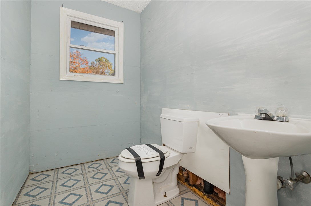 231 Roanoke Road Liberty, SC 29657 - Photo 17 of 31 Secondary Bath - Tub was removed