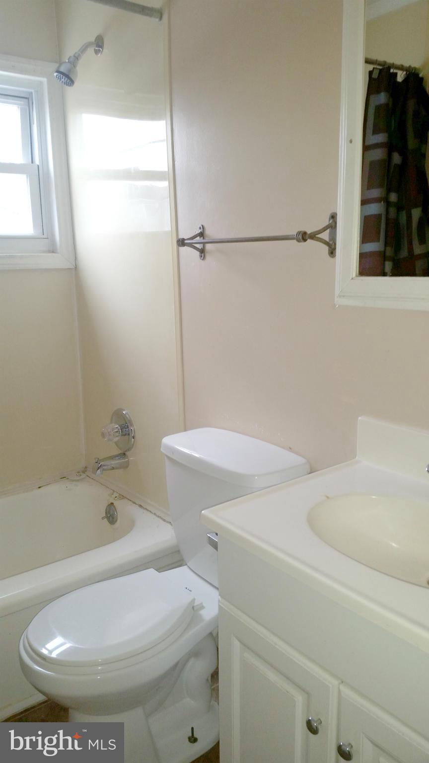 2053 Larkhall Road Baltimore, MD 21222 - Photo 9 of 9 Bath