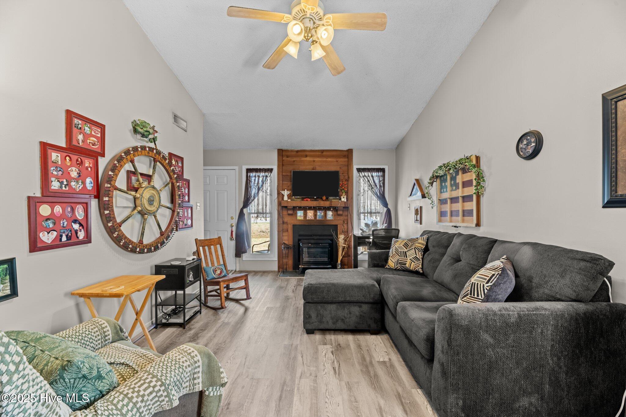 1637 RaceTrack Road New Bern, NC 28562 - Photo 6 of 36 Full view of living room