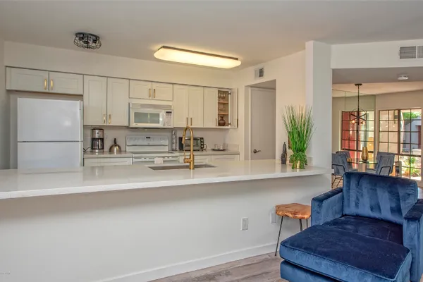 $2,245 | 5209 North 24th Street, Unit 103, Phoenix, AZ 85016