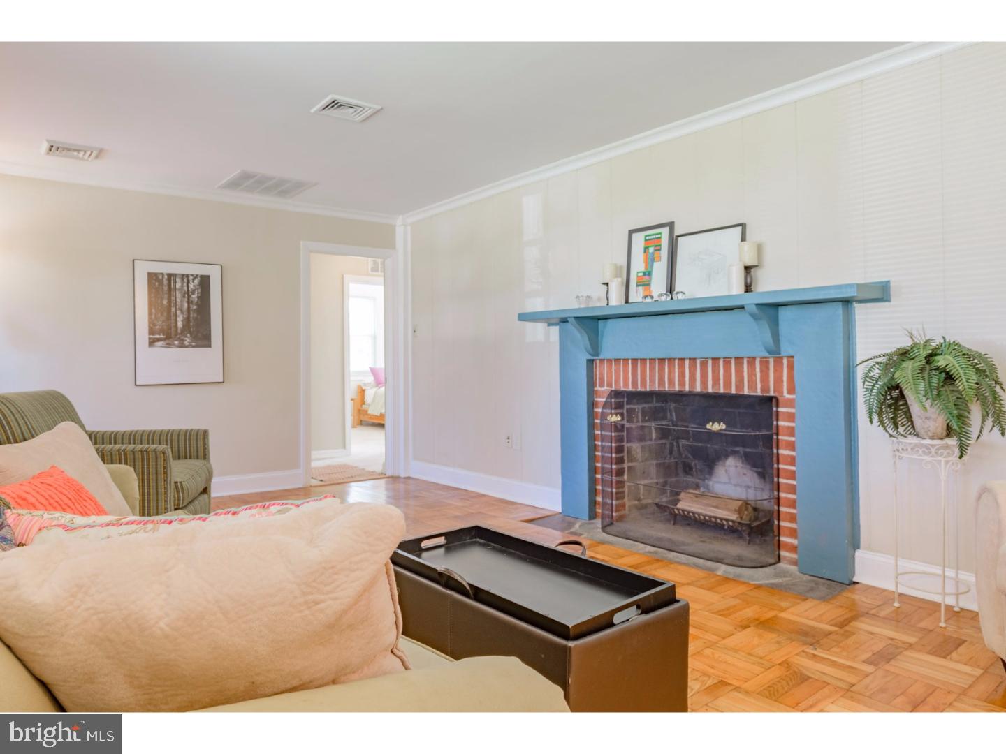 409 Hawthorne Road Wallingford, PA 19086 - Photo 2 of 23 Living Room
