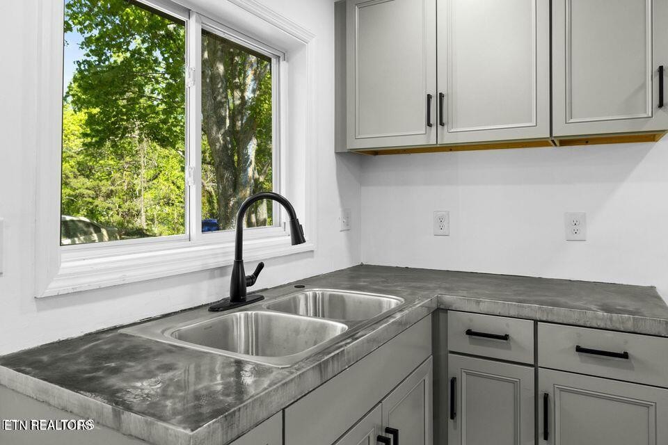 516 Delaware Avenue Oak Ridge, TN 37830 - Photo 14 of 43 a kitchen with a sink and cabinets