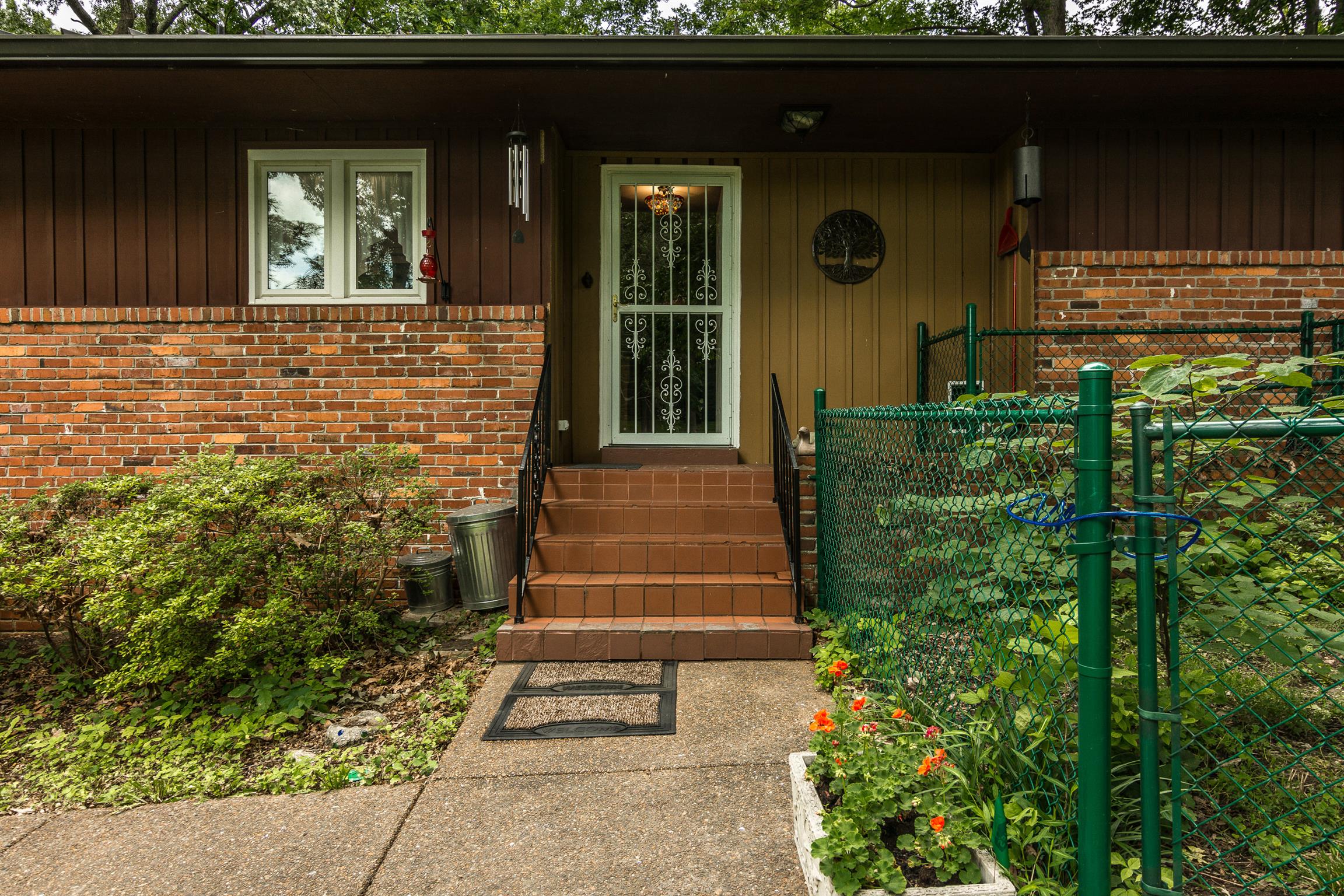 413 Golfview Lane Springfield, TN 37172 - Photo 4 of 29 Inviting Front Entry welcomes the visitors and family for gatherings...