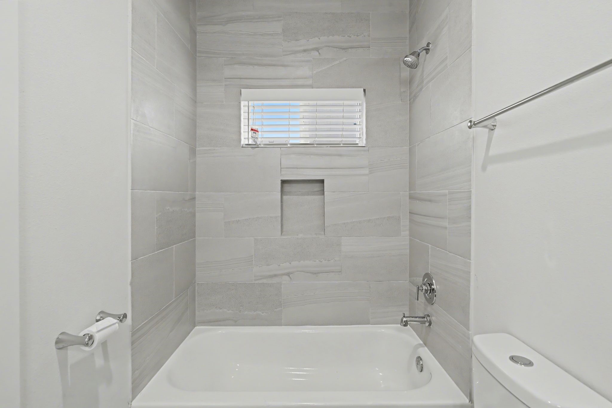 2504 West Tidwell Road, Unit B Houston, TX 77091 - Photo 6 of 24 Shower/tub combo in the 1st floor
bathroom.