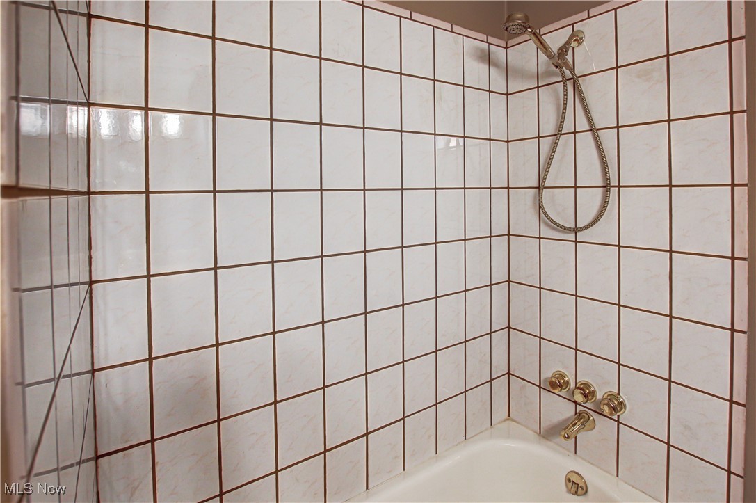 38 Springwood Road Northfield, OH 44067 - Photo 23 of 45 full bath with ceramic tiled tub surround