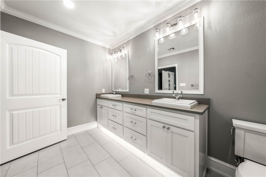 3405 MacArthur Drive Waco, TX 76708 - Photo 40 of 83 a spacious bathroom with a granite countertop sink a mirror and a