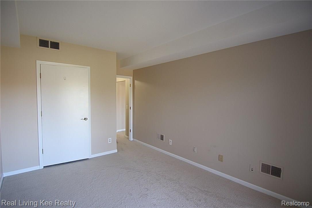 969 GreenView Court, Unit 40 Rochester, MI 48307 - Photo 22 of 25 IMG_9360.jpg