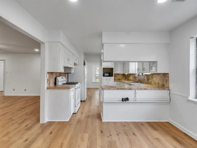 $2,000 | 418 Oakhill Drive, Conroe, TX 77304