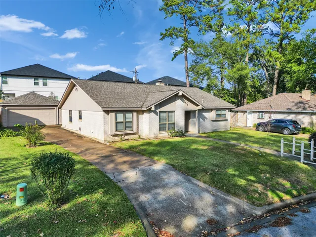 $2,000 | 418 Oakhill Drive, Conroe, TX 77304
