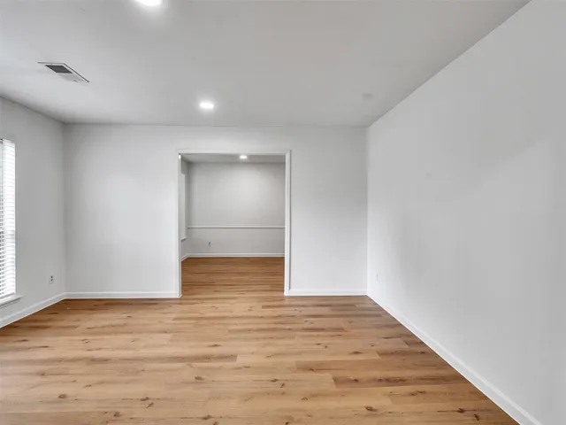 $2,000 | 418 Oakhill Drive, Conroe, TX 77304