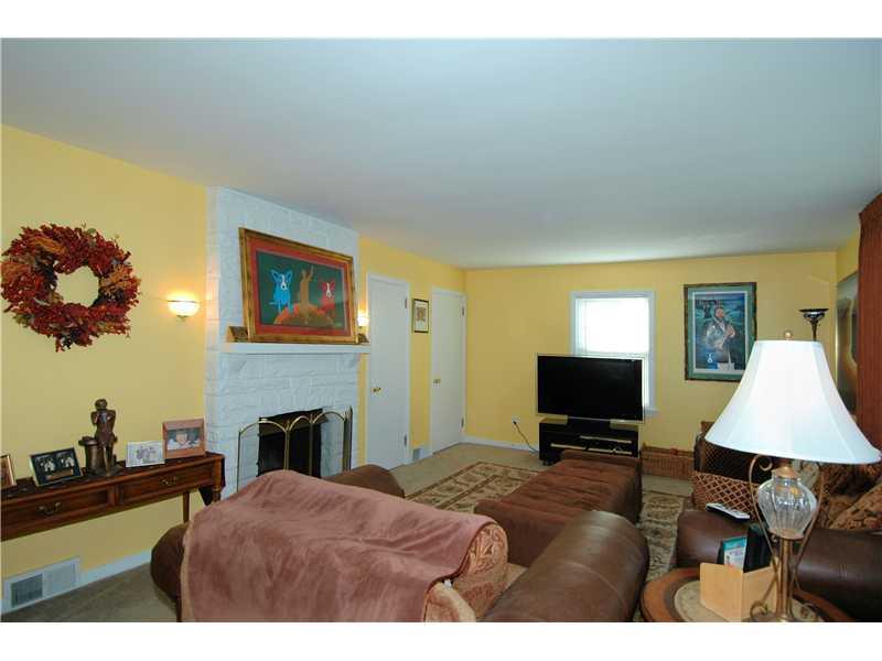 1373 Pittsburgh Road Valencia, PA 16059 - Photo 7 of 19 Living Room.