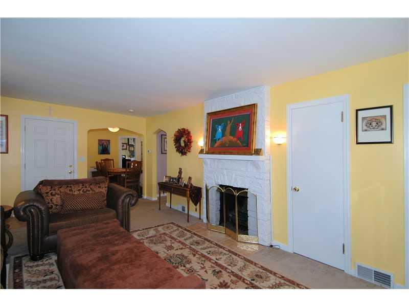 1373 Pittsburgh Road Valencia, PA 16059 - Photo 8 of 19 Living Room.