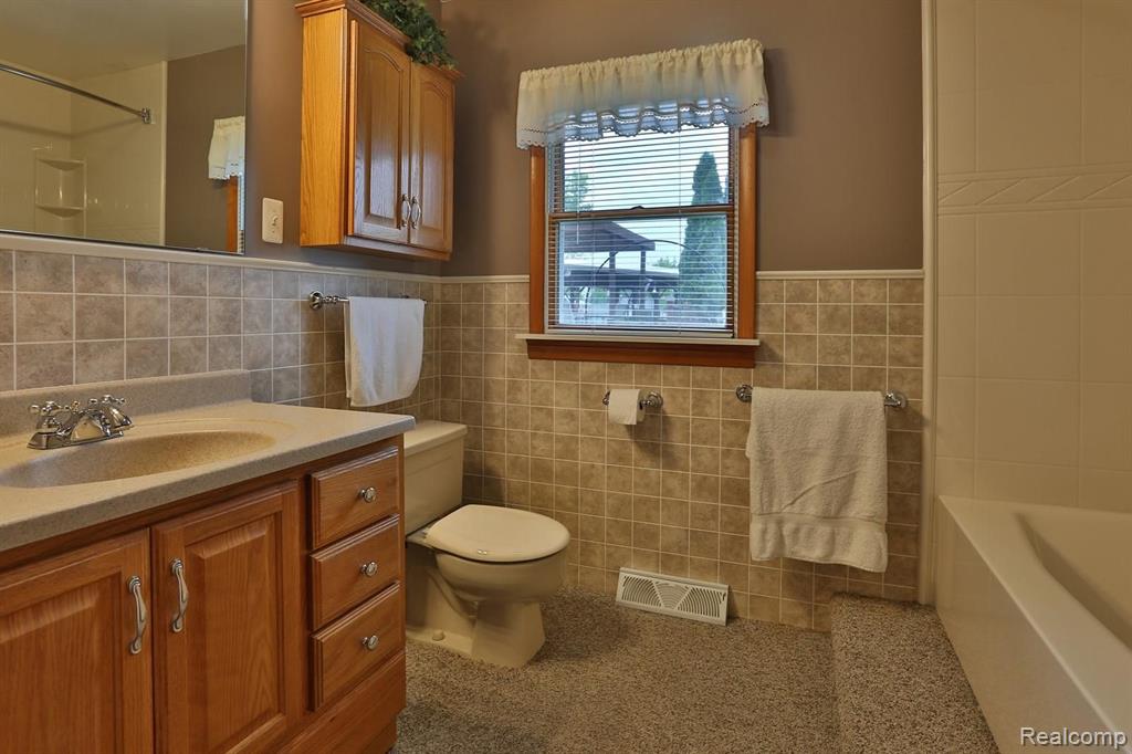 29445 South Gibraltar Road Gibraltar, MI 48173 - Photo 8 of 23