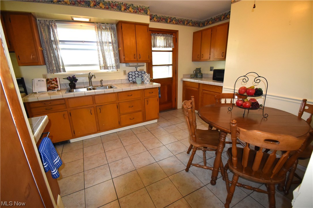 2480 River Road Willoughby Hills, OH 44094 - Photo 8 of 22 Eat-in kitchen...