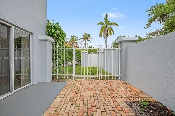 $2,000 | 7000 Southwest 80th Street, Unit 104, Miami, FL 33143