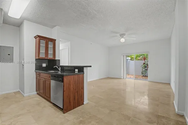 $2,000 | 7000 Southwest 80th Street, Unit 104, Miami, FL 33143