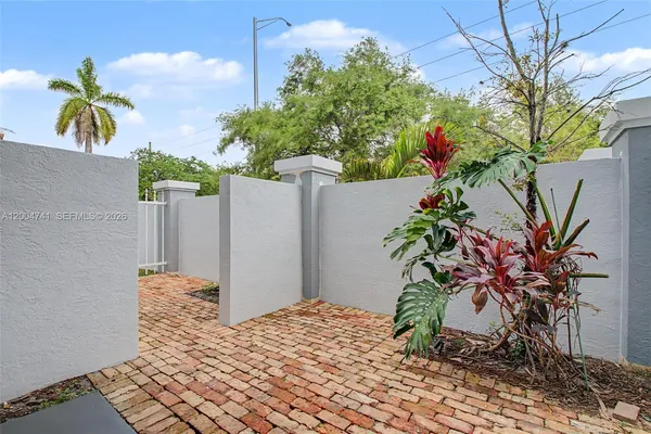 $2,000 | 7000 Southwest 80th Street, Unit 104, Miami, FL 33143