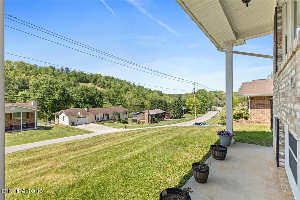 329 Summerville Road Kingsport, TN 37663 - Photo 3 of 42 06-128A4417