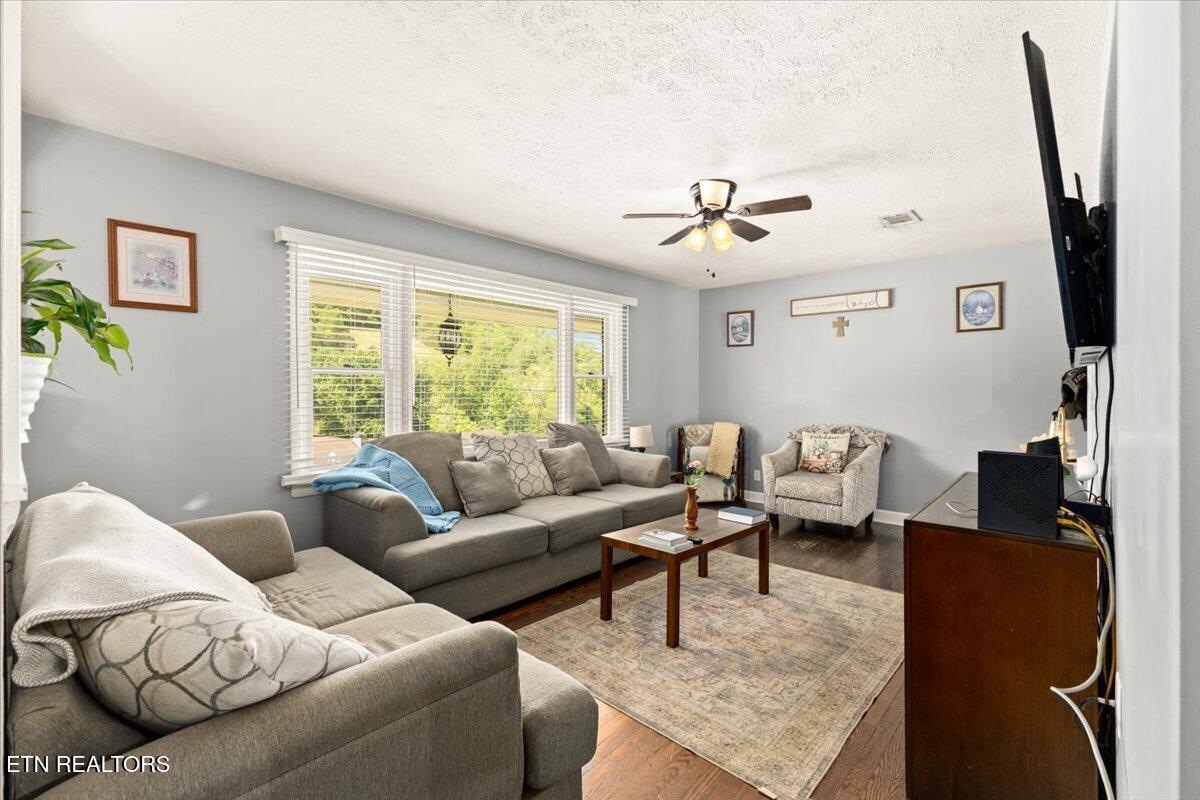 329 Summerville Road Kingsport, TN 37663 - Photo 6 of 42 09-128A4427