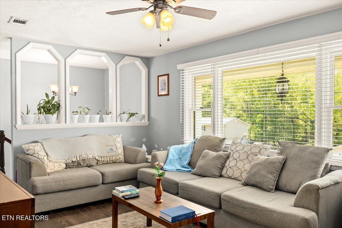 329 Summerville Road Kingsport, TN 37663 - Photo 7 of 42 10-128A4431