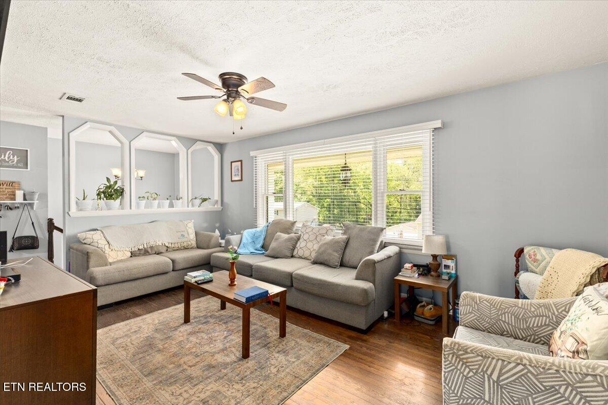 329 Summerville Road Kingsport, TN 37663 - Photo 8 of 42 11-128A4435