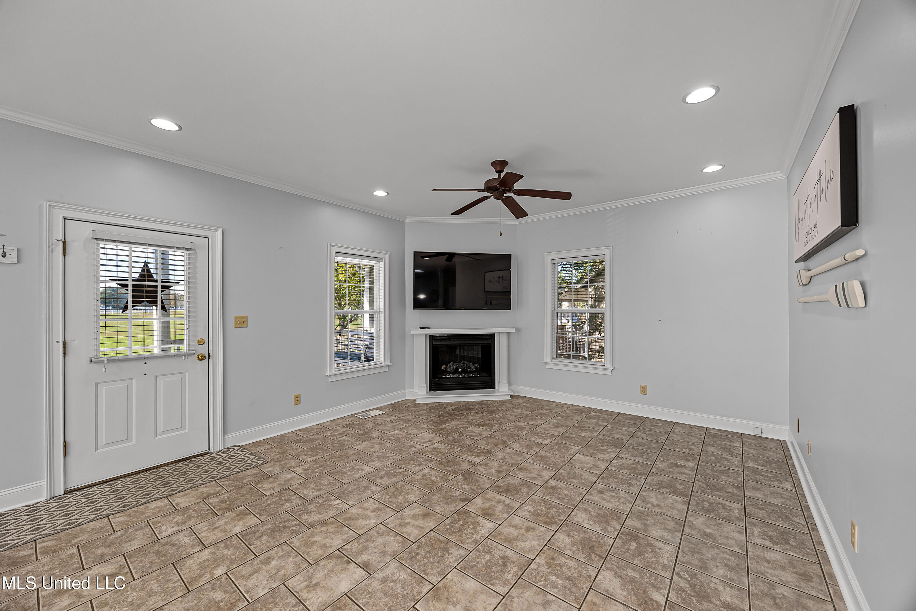 6 Laura Lane, Unit 156 Iuka, MS 38852 - Photo 3 of 24 Living Room