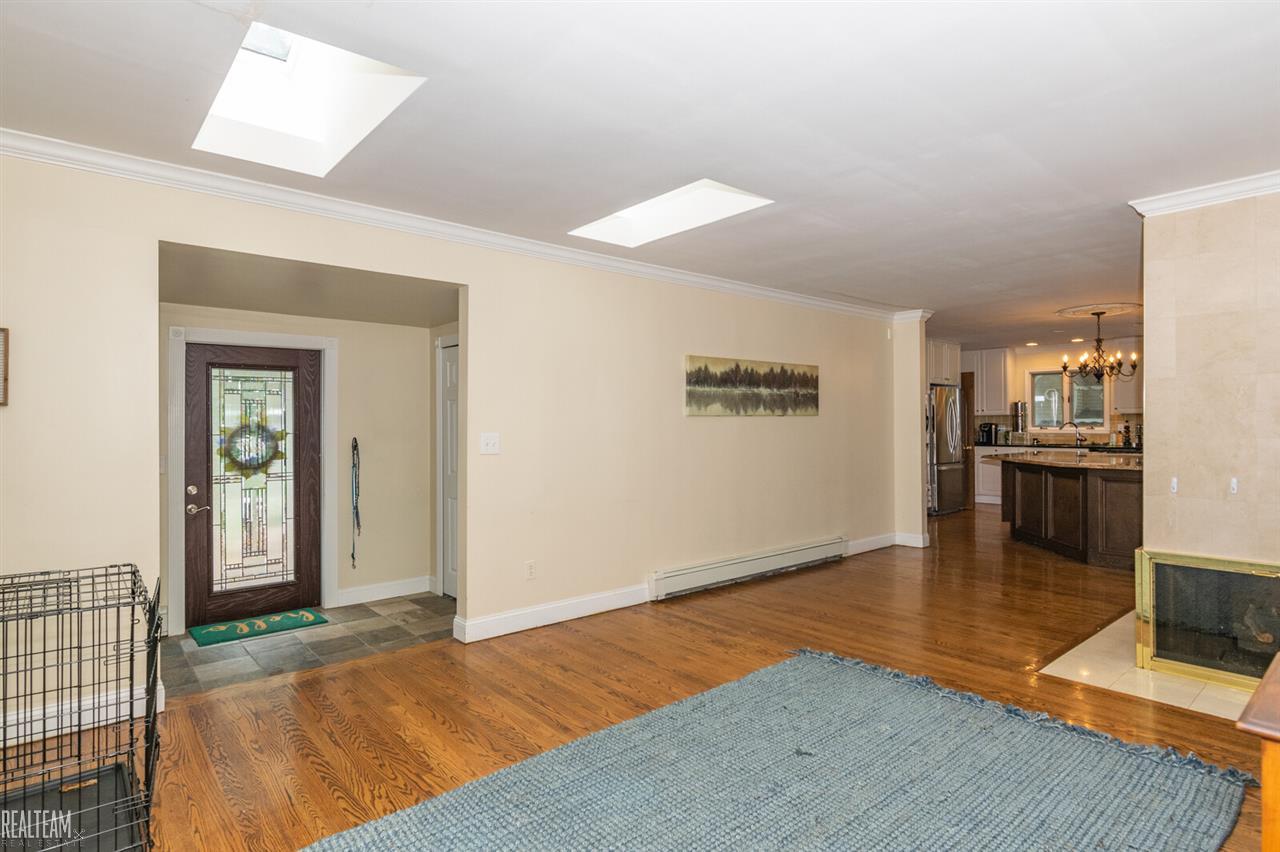 307 Oaklane Drive Rochester, MI 48306 - Photo 3 of 37 50024766-2.JPG