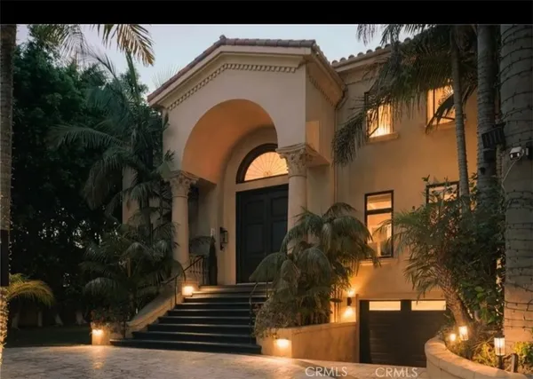 a house view with a outdoor space