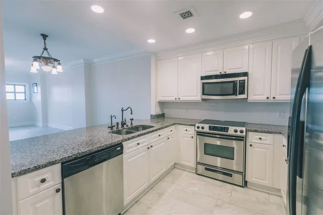 $2,400 | 121 North Monroe Street, Tallahassee, FL 32301