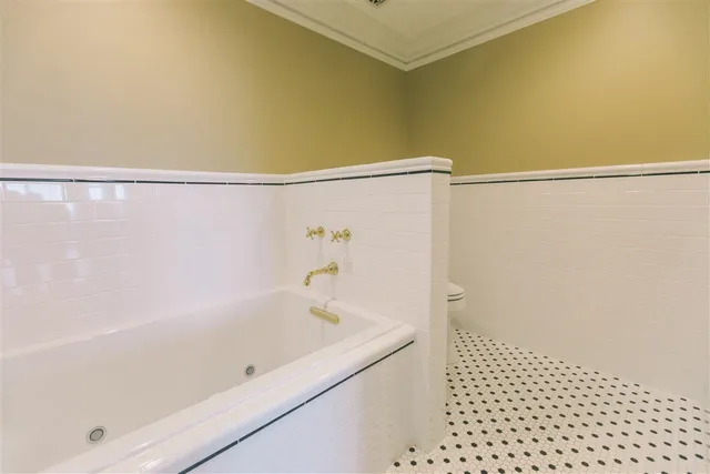 $2,400 | 121 North Monroe Street, Tallahassee, FL 32301