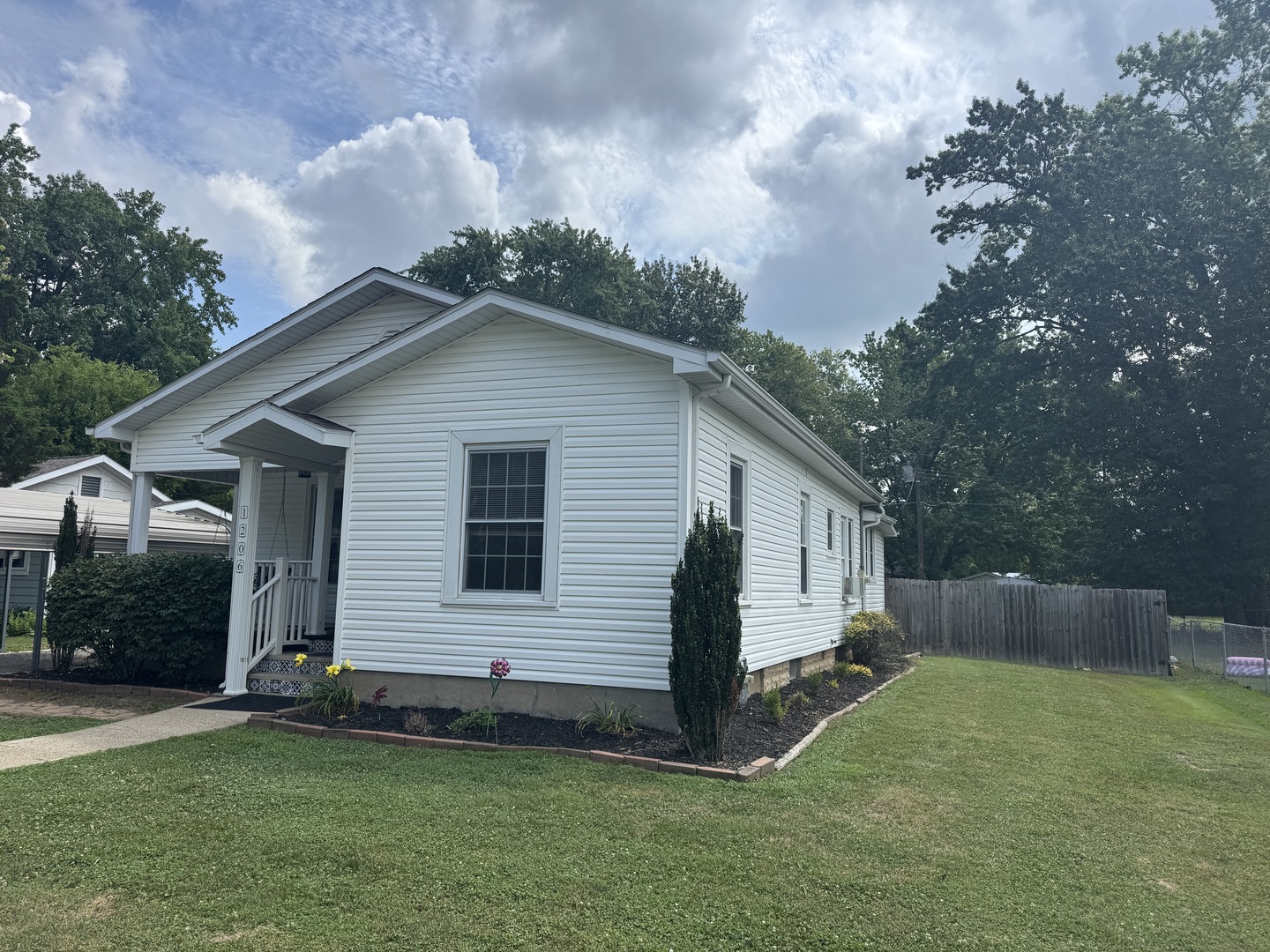 1206 South Commercial Street Benton, IL 62812 - Photo 2 of 17