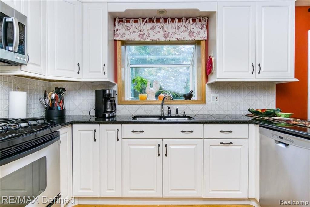 1645 Yale Court Rochester Hills, MI 48309 - Photo 12 of 38