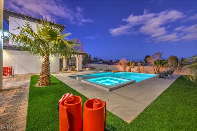 $2,000,000 | 282 East Maulding Avenue, Las Vegas, NV 89123