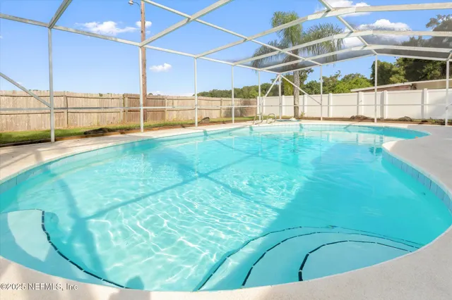 a view of a backyard