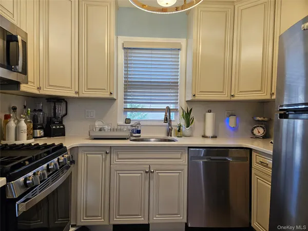 $2,500 | 156 Beechwood Avenue, Unit 1, New Rochelle, NY 10801