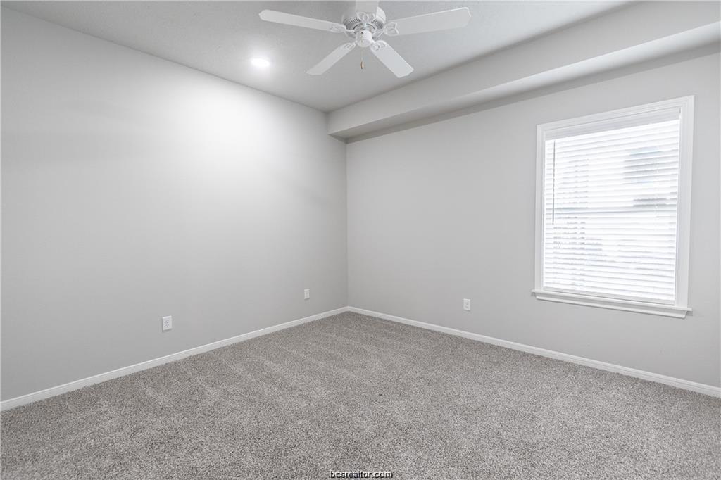 1326 Prairie Drive, Unit 622 Bryan, TX 77803 - Photo 16 of 20 an empty room with a ceiling fan and window