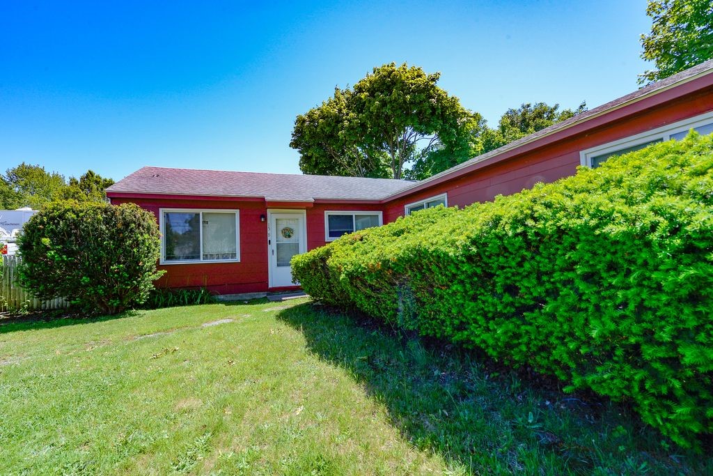 15 Ludlow Road Middletown, RI 02842 - Photo 2 of 10