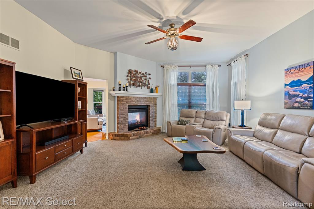 4278 Springwood Fenton, MI 48430 - Photo 6 of 80