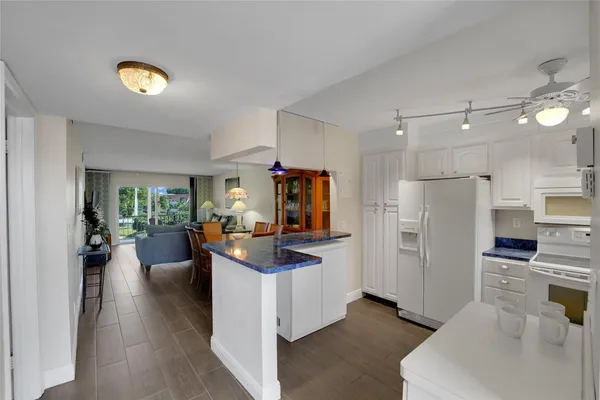 $3,300 | 8980 South Hollybrook Boulevard, Unit 304, Pembroke Pines, FL 33025