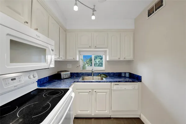 $3,300 | 8980 South Hollybrook Boulevard, Unit 304, Pembroke Pines, FL 33025