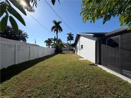 a view of a backyard
