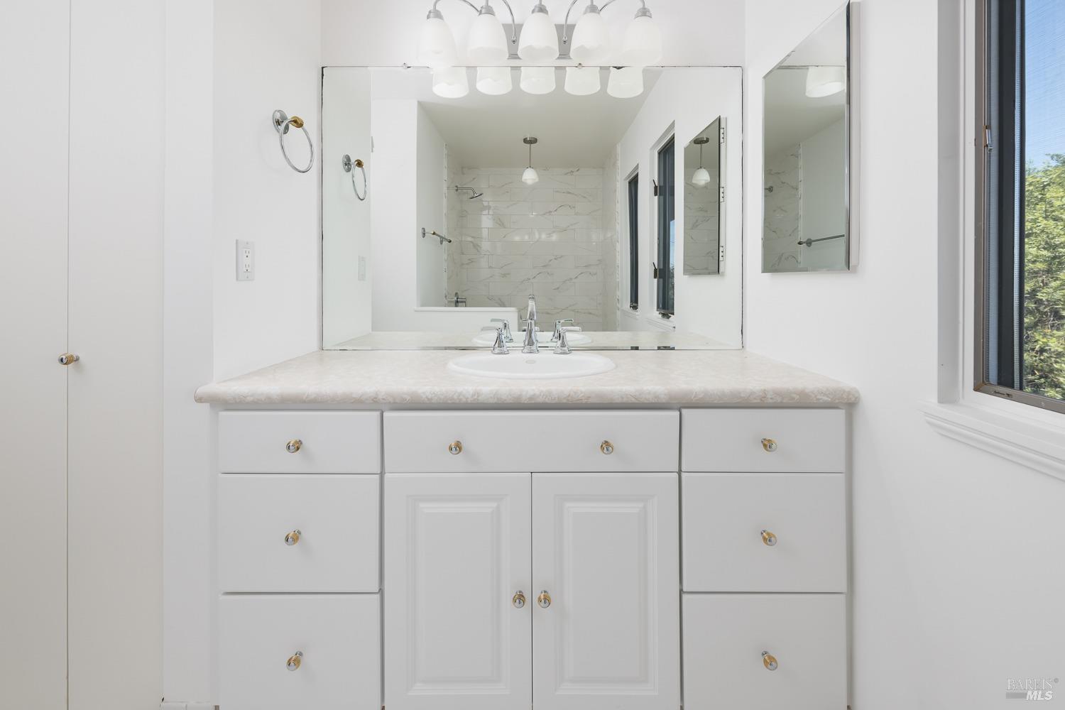 124 Tiburon Boulevard San Rafael, CA 94901 - Photo 27 of 39 Vanity in full bathroom