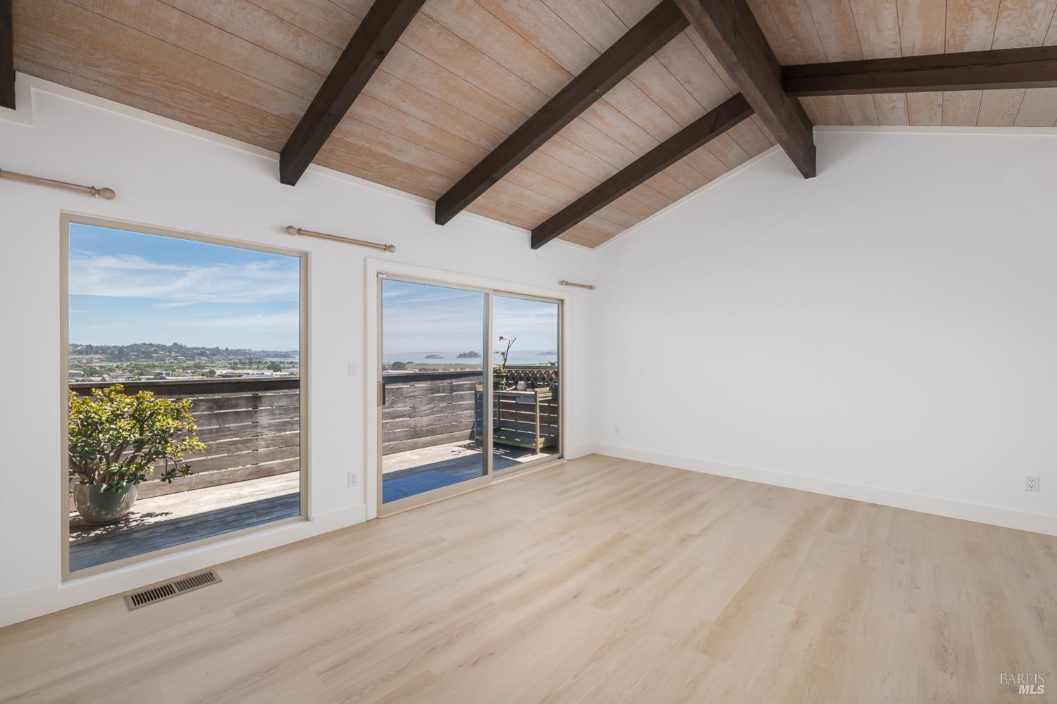 124 Tiburon Boulevard San Rafael, CA 94901 - Photo 10 of 39 Living room with balcony