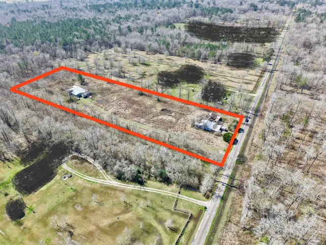 a view of a yard with a tree