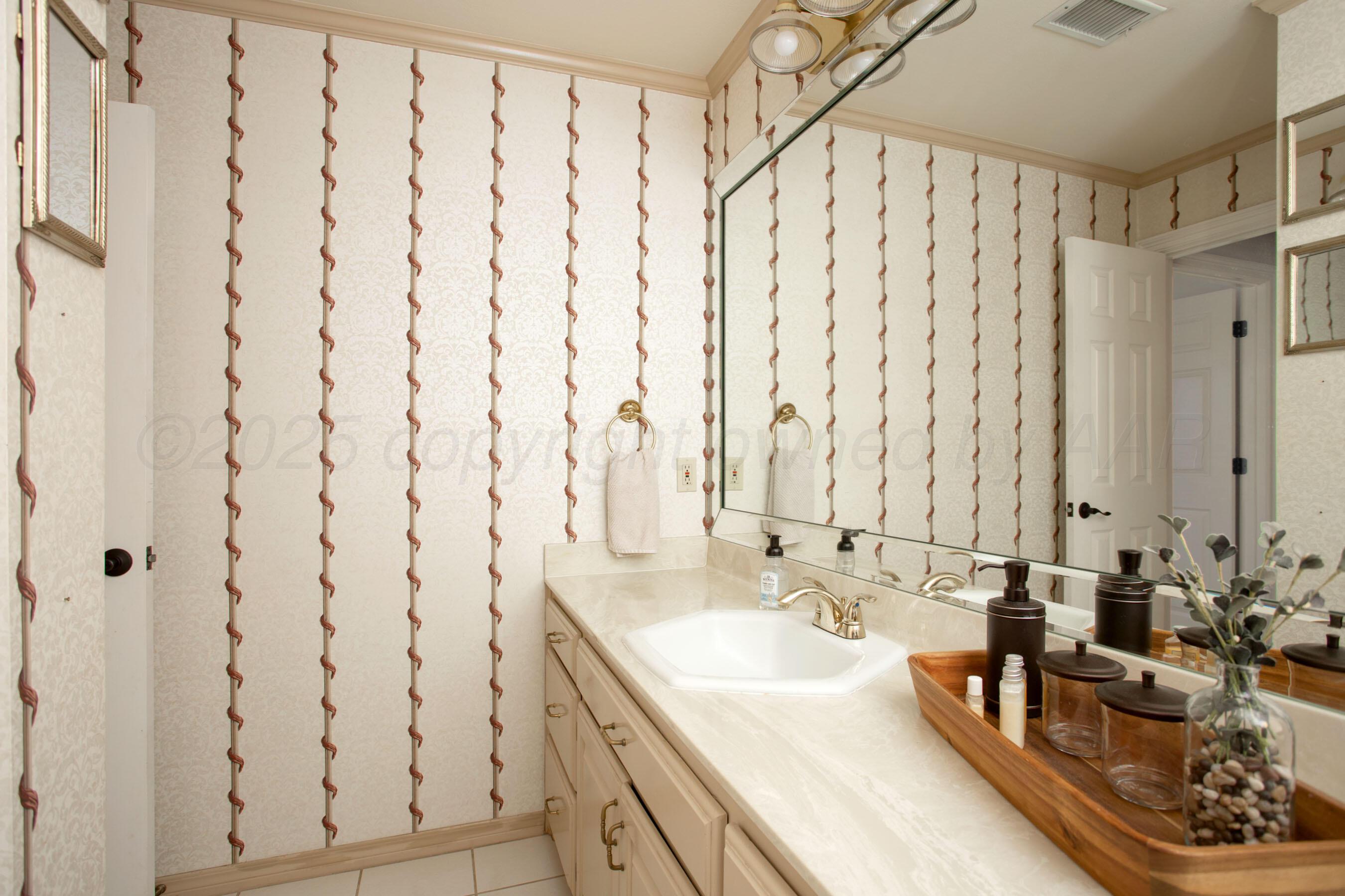 7600 Baughman Drive Amarillo, TX 79121 - Photo 25 of 30 Second Bathroom