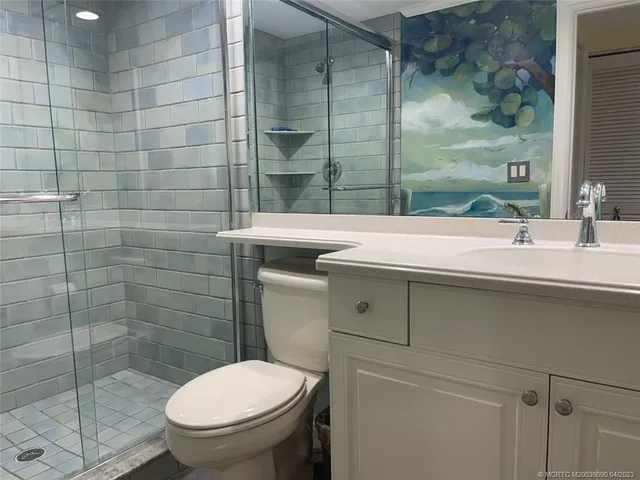 a close up view of a washer and dryer