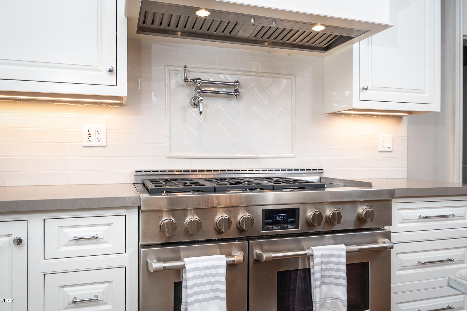 551 Georgian Road La Canada Flintridge, CA 91011 - Photo 15 of 56 a stove top oven sitting inside of a kitchen