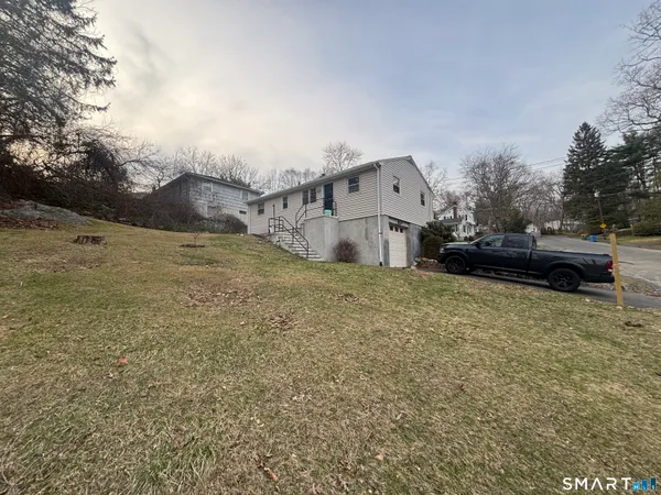 a view of a house with a yard