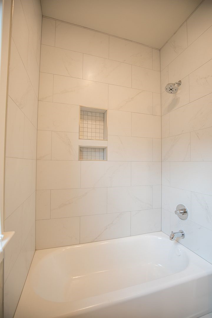 2800 Waymaker Way, Unit 29 Austin, TX 78746 - Photo 21 of 25 a bathroom with a bathtub