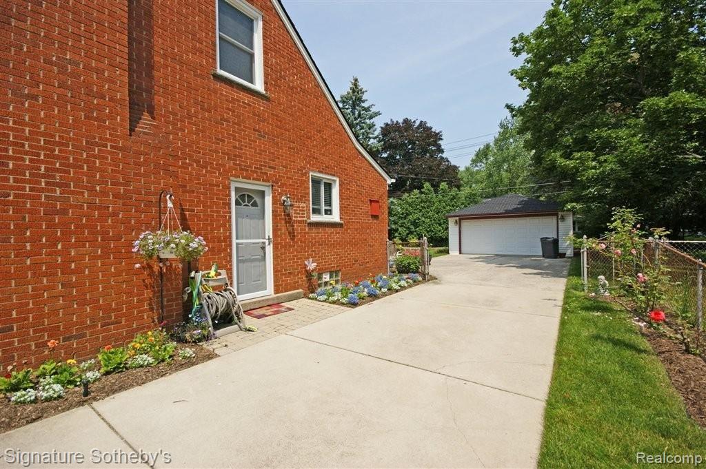 17240 Beverly Road Franklin, MI 48025 - Photo 20 of 23 Driveway.JPG